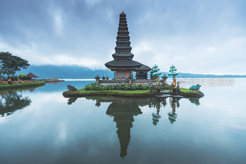 Pura Ulun Danu Bratan的主要景点在贝拉坦湖日出，印度尼西亚巴厘岛